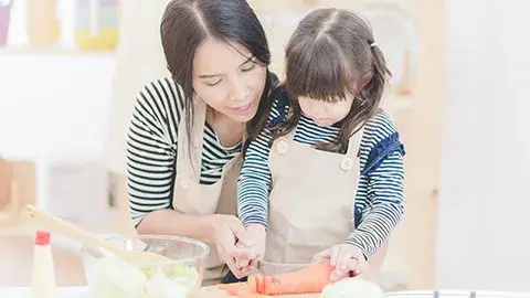 Aman Beraktivitas Bersama Si Kecil di Dapur