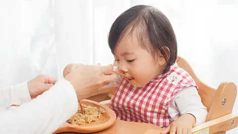 Si kecil membungkuk saat makan?