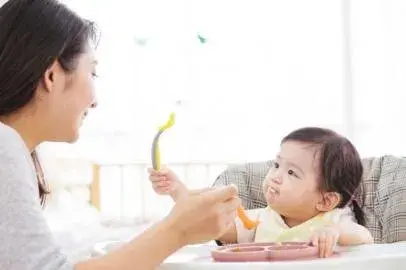 Si Kecil sedang melahap makanan anak 1 tahun