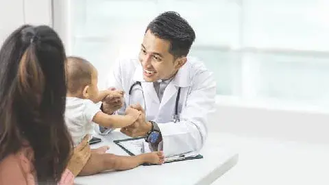 Ibu datang ke dokter melakukan imunisasi pada bayi sesuai jadwal