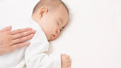 Menenangkan bayi Anda saat mereka meludah