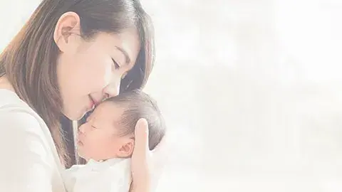 Memahami dan menghibur bayi Anda saat mereka meludah