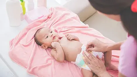 Tips Mengganti Popok Bayi